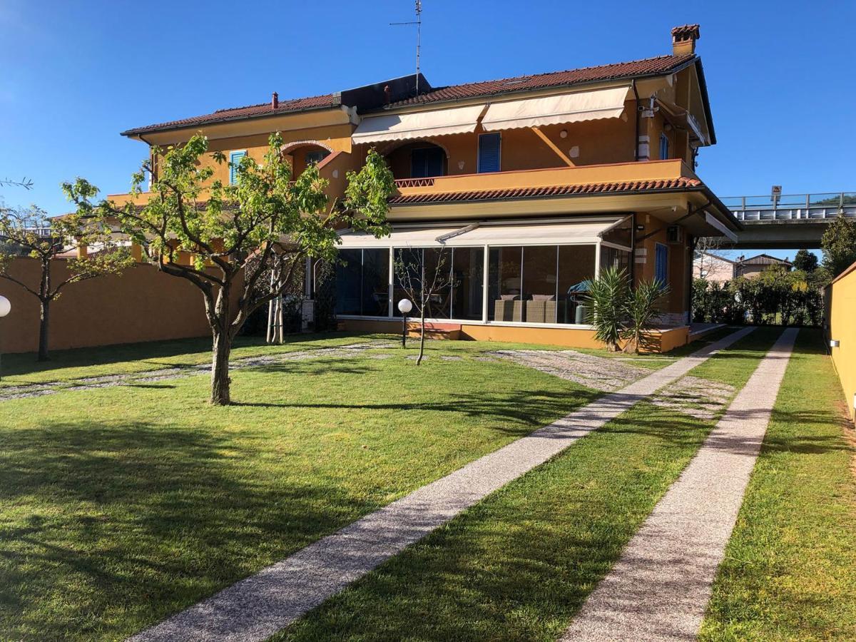Casa Vacanze Sunflower Carrara Bagian luar foto