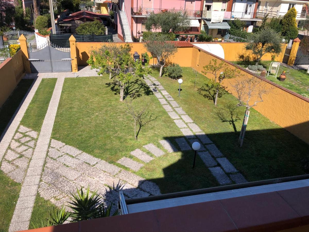 Casa Vacanze Sunflower Carrara Bagian luar foto